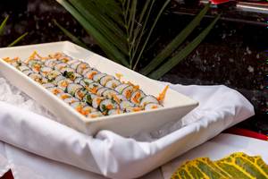 Eine weiße Platte mit Sushi auf Eis, präsentiert im Occidental Tamarindo Hotel.