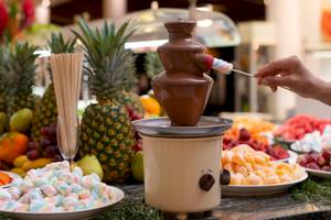 Ein Schokoladenbrunnen mit Früchten und Marshmallows im Occidental Tamarindo Hotel.