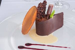 Schokoladen-Dessert auf einer weißen Platte im DeLight Boutique Hotel