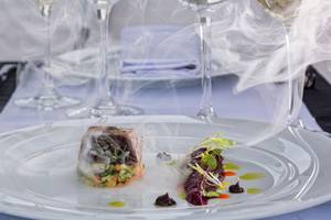Rauchiges Essen auf einem Teller im DeLight Boutique Hotel.