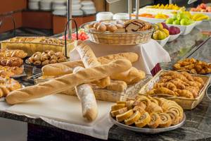 Frühstücksbuffet im Occidental Tamarindo mit einer Auswahl an Brötchen, Brot, Croissants und Früchten.