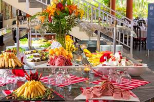 Buffettisch im Hotel Occidental Tamarindo mit verschiedenen Gerichten, Früchten und Getränken.