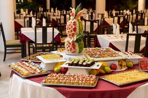 Buffettisch im Occidental Tamarindo Hotel mit einer Vielfalt an Desserts und Früchten.