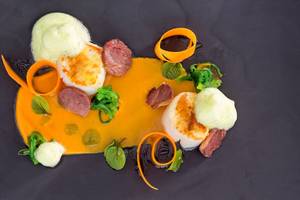 DeLight Boutique Hotel Gericht mit Seeteufel, Tomatensuppe und Gemüse.