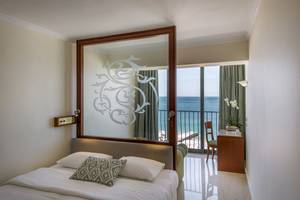 Zimmer im Mitsis La Vita Beach Hotel mit Meerblick, Bett, Balkon und großem Spiegel