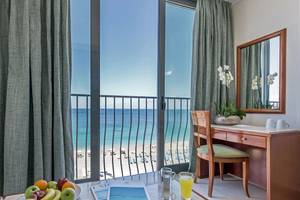 Zimmer im Mitsis La Vita Beach Hotel mit Blick auf das Meer und die Terrasse.
