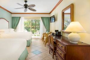 Doppelzimmer im Hotel Occidental Tamarindo mit zwei Betten, Klimaanlage, Fernseher und Terrasse.