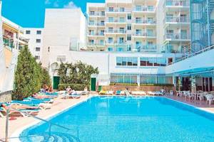 Außenpool des Bluesea Costa Bastian Hotels mit Sonnenliegen und grünen Bäumen.