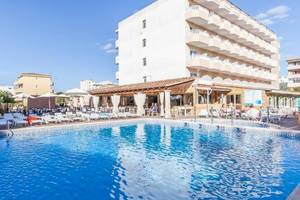 Außenpool des Bluesea Costa Bastian Hotels mit Loungeliegen und Gebäude im Hintergrund.