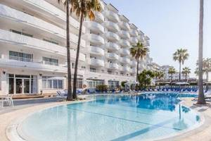 Außenbereich des Bluesea Costa Bastian Hotels mit Swimmingpool und Sonnenliegen