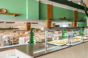 Buffetbereich im Bluesea Costa Bastian Hotel mit verschiedenen Speisen und gedeckten Tischen.