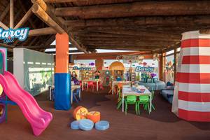 Kinderspielplatz im Barcelo Santiago Hotel mit Rutsche, Tischen und Stühlen.