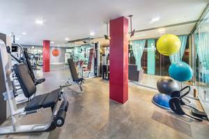 Fitnesscenter im Barcelo Santiago Hotel mit verschiedenen Trainingsgeräten und farbigen Bällen.