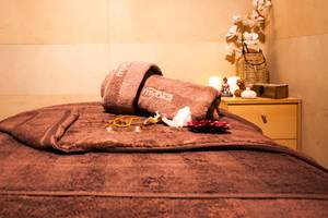 Spa-Behandlungstisch im Doubletree by Hilton Malta mit Myoka-Turban, Handtüchern und Dekoration