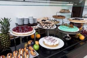 Dessertbuffet im AX The Victoria Hotel mit verschiedenen Kuchen, Früchten und Süßigkeiten.