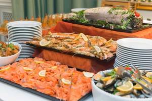 Buffet-Tisch im AX The Victoria Hotel mit verschiedenen Meeresfrüchten und Gerichten.