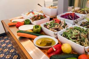 Buffet im AX The Victoria Hotel mit verschiedenen Salaten, Gemüse, Dips und Obst.