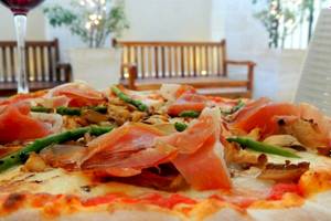 Eine Pizza mit Lachs und Spargel im AX The Victoria Hotel.