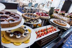 Dessertbuffet im AX The Victoria Hotel mit verschiedenen Kuchen und Früchten.