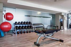 Fitnessraum im AX The Victoria Hotel mit roter Gymnastikball, Gewichte und Trainingsgeräten.