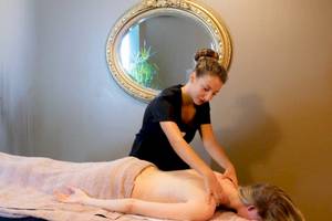 Eine Frau erhält eine Massage im AX The Victoria Hotel.