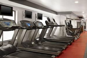 Fitnessstudio im Malta Marriott Hotel & Spa mit mehreren schwarzen Laufbändern und anderen Trainingsgeräten.