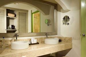 Badezimmer mit zwei Waschbecken im Catalonia Playa Maroma Hotel.