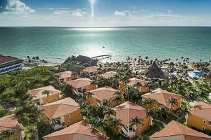Luftaufnahme des Ocean Maya Royale Hotels mit Blick auf den Ozean und die tropischen Gärten