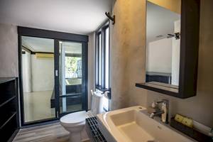 Badezimmer mit offener Dusche, Toilette und Waschbecken im Punnpreeda Beach Resort
