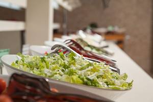 Salatbuffet im Side Aluna Hotel mit verschiedenen Salatsorten in weißen Schalen.