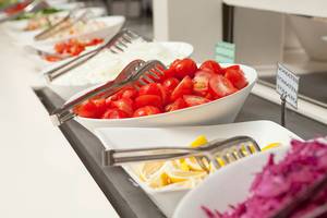 Buffet mit Tomaten, Zwiebeln, Zitronen und Krautsalat im Side Aluna Hotel.