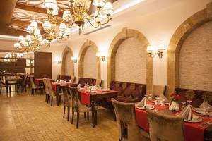 Innenansicht des Side Aluna Hotels Restaurants mit roten Tischdecken und luxuriösem Interieur.