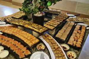 Buffetangebot im Horus Paradise Luxury Resort mit verschiedenen Desserts und Gebäck.