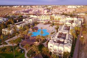 Luftaufnahme des Eden Star Zarzis Hotels mit Swimmingpool und umliegenden Palmen.