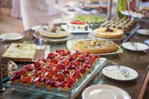 Buffet mit diversen Desserts im El Mouradi Palace Hotel.