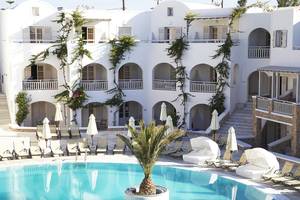 Außenbereich des Aegean Plaza Hotels mit Pool, Liegestühlen und Sonnenschirmen.
