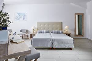 Schlafzimmer im Aegean Plaza Hotel mit zwei Betten, Dekor und Möbeln.