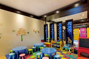 Kinderzimmer im Radisson Blu Hotel & Resort, Abu Dhabi mit bunten Möbeln und Spielzeug.