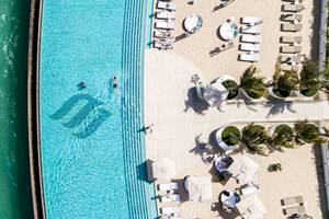Luftaufnahme des Infinity-Pools und der Strandterrasse des Burj Al Arab Jumeirah