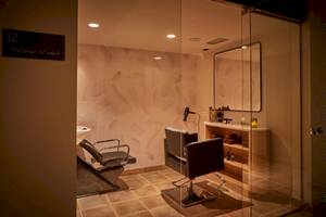 Haarsalon im Secrets Lanzarote Resort & Spa mit zwei Friseursalons und einem Spiegel.