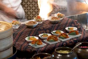 Buffet-Tisch mit verschiedenen Gerichten im Burj Al Arab Jumeirah Hotel.