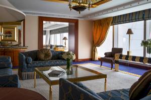 Innenbereich des Burj Al Arab Jumeirah Hotels mit Sofas, Tisch, Lampen und Dekoration.
