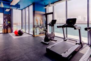 Fitnessraum im C Central Hotel & Resort The Palm mit Blick auf das Meer.