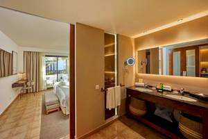 Badezimmer im Secrets Lanzarote Resort & Spa mit Doppelwaschbecken und Spiegel.