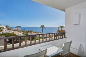 Balkon mit Blick auf das Meer im Secrets Lanzarote Resort & Spa.