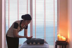 Massagebehandlung im Radisson Blu Resort, Fujairah, mit Blick auf das Meer.