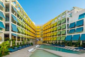 Außenbereich des W Ibiza Hotels mit Swimmingpool und Sonnenliegen