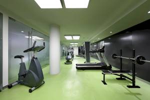 Fitnesscenter im Sentido Garbi Ibiza & Spa Hotel mit grünem Boden und modernen Geräten