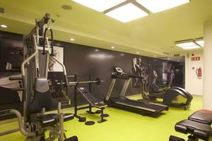 Fitness-Center im Sentido Garbi Ibiza Hotel mit Laufbändern, Hanteln und Kraftgeräten.