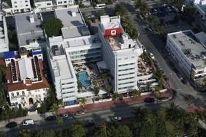 Luftaufnahme des Victor South Beach Hotels mit Swimmingpool und umliegenden Gebaeuden.